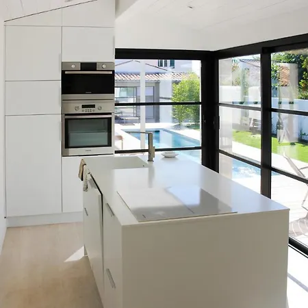 Les Portes-en-re Sleeps 6 With Pool *